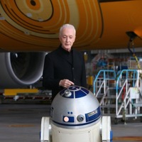 ANA、特別塗装機「C-3PO ANA JET」公開！アンソニー・ダニエルズも登場
