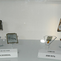 左から、1.8型60GバイトHDD、厚さ5mmの1.8型30GバイトHDD、0.85型HDDの2Gバイトモデル、2.5型100GバイトHDD