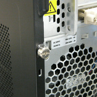 サイドパネルは背面のネジ1本で固定されており、内部にアクセスするときには、コレを外すだけでいい。