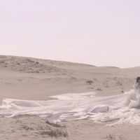 暁月凛、砂丘での幻想的な新アー写＆MVが公開に