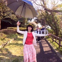 波瑠が日傘片手に陽気な浮かれポン姿を披露！ファンからは「写真可愛すぎます！！！」 画像