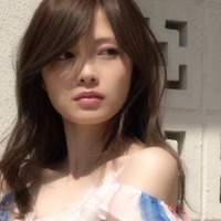乃木坂46・白石麻衣が夏服姿でリラックスした表情披露