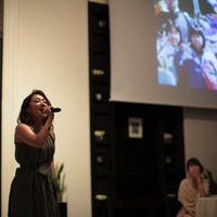 平原綾香がウェディングサプライズ企画に登場し、代表曲「Jupitar」など披露