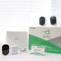「Arlo Pro」のカメラ2個セットの市場想定価格は、49,980円とのこと。増設カメラとしてのカメラ単体だと、21,800円、予備バッテリーは5,980円という市場想定価格となっている（撮影：防犯システム取材班）