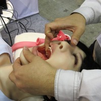「mikoto」は、経鼻・経口からの気管挿管などの手技のトレーニングが行えるヒューマノイド型ロボット