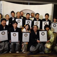 金賞の中で特に優れた銘柄に与えられるトロフィーを受賞した日本の蔵元たち