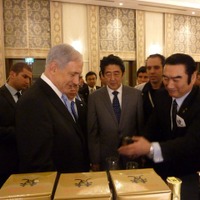 安倍首相の中東歴訪に同行し「梵」を振る舞う加藤代表
