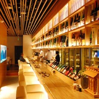「日本の酒文化を北京の人たちに広める」をテーマに、和醸が北京で経営する「地酒ダイニングsakeMANZO」の店内