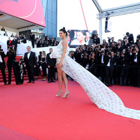 ケンダル・ジェンナー、大胆ドレスで注目集める……カンヌ国際映画祭のレッドカーペット 画像
