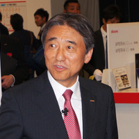 NTTドコモの吉澤社長が新サービスをブースで説明した