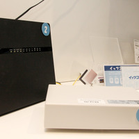 イッツコムひかりで利用する放送ONU（写真右）と、通信ONU（写真左）。通信ONUは薄型なため、屋内でコンパクトに設置可能だ