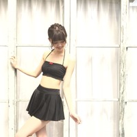 「Seventeen」専属モデル・江野沢愛美が夏の新作水着を披露！