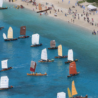 7月2日（日）、沖縄・座間味～那覇で開催される「サバニ帆漕レース」。アビームコンサルティングは、CSR活動の一環として2008年から特別協賛というかたちで継続支援してきた（写真／Photowave）