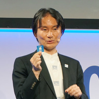 記者発表会の壇上で新端末の特徴やサービスについて石田氏が紹介を行った