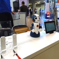 近畿日本ツーリストの「音声翻訳アプリToTeMo（トテモ）」は外国語対応スタッフが不足しているホテル向けサービス。設置されたロボットやタブレットに話しかけることで音声翻訳をしてくれる