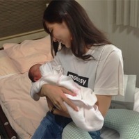 石川恋、赤ちゃんを抱きかかえる姿に反響！ 画像