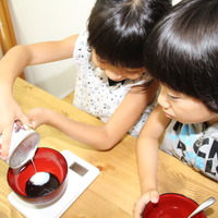 レシピを見ながら、子どもの発想をプラスして、などワイワイ楽しく氷が作れる