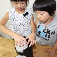 付属の製氷カップは作った氷が子どもの力でもスルッと出せる。その手軽さに子どももニコリ