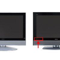 型名は本体正面左下に記載（左：W32L-H8000/HR8000、右：W32L-H9000/HR9000）