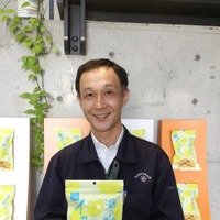 いか天のイメージを一新した「れもん味」を持つ、営業部企画課の松枝修平氏