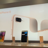 ソフトバンク銀座の店内には、22日よりiPhone 8、iPhone 8 Plusの複数の実機を用意。自由に手にとって触れるようになっている