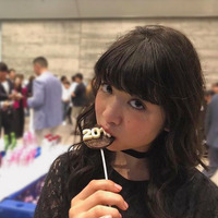 東京女子流・新井ひとみ、キメ顔でチョコをパクッ！「可愛すぎるー!!」と話題 画像