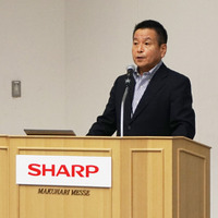 プレスカンファレンスでAIoT事業の戦略を説明するシャープの石田佳久氏