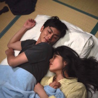 初音映莉子と高良健吾のラブシーンが公開！映画『月と雷』 画像
