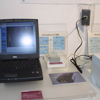 WPC Expo 2004会場のTEPCOひかりブースには、現在ラボで実験中の電力線モデムが動展示された