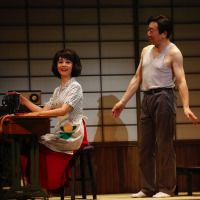 大地真央主演の舞台『夫婦漫才』が開幕！昭和の要素満載に、久々の関西弁披露も