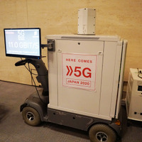 基地局から5Gの無線伝送で送られてきた映像を受信用の移動局に送り、専用のスクリーンに表示した。伝送速度は11Gbpsで安定していた