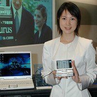 4GバイトHDD搭載の新型ザウルス「SL-C3000」。11月10日発売