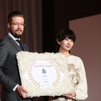 波瑠が「ベストドレッサー賞ウールマーク賞」を受賞！