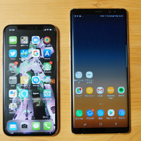 iPhone XとGalaxy Note8のサイズを比較。Note8は6.3型の大画面モデルでありながら本体の横幅がスリムなのが特徴