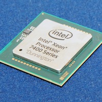 　インテルは16日、ハイエンドサーバ向けのCPU「インテル Xeon プロセッサ 7400番台」（開発コード：Dunnington）を発表した。7モデルを用意し、コアは6つまたは4つ、動作周波数は2.66GHzから2.13GHz、3次キャッシュは8Mバイトから16Mバイトとなっている。