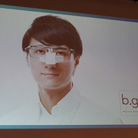 メガネスーパーがアイウェアの領域で培ってきたノウハウを活かしたメガネ型ウェアラブル端末「b.g.」の量産デザインが発表された