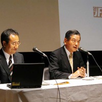 記者会見する日本サッカー協会キャプテンの川淵三郎氏（右）と、ソフトバンクBB副社長の宮内謙氏（左）