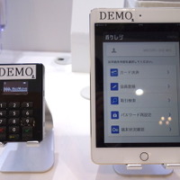 ネットムーブの『ポケレジ』はスマートフォンで簡単にクレジットカード決済できるデバイス。テーブル会計やイベント会場でも利用できる