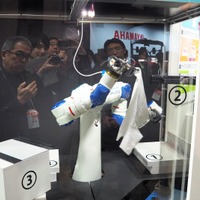 クラボウ、Tシャツを折り畳むロボットを展示……動くものを正確に3D計測できる技術を紹介 画像