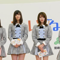 AKB48チーム8／佐藤朱（宮城県）、舞木香純（福島県）【写真：竹内みちまろ】