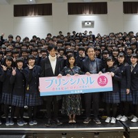 黒島結菜、札幌の高校へサプライズ！「教室の端でずっと寝てるような生徒でした」