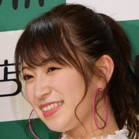 NMB48・吉田朱里、ピンクデニムで美脚披露「脚が綺麗」「スカート短っ」の声 画像