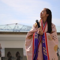 板野友美、ひな祭り衣装で新曲発売記念イベントに登場！