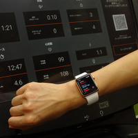 マシンによるトレーニングの成果はApple Watchの記録・表示とリアルタイムに連動している