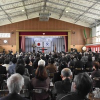 川嶋あい 400人の生徒・教職員などを前にサプライズライブ開催！3月に閉校の中学校で