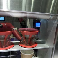 バリスタマシンの上からお湯が出てきてコーヒーが抽出される仕組み