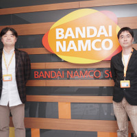 インタビューに答えていただいたバンダイナムコスタジオの齋藤淳氏（左）と佐藤悠氏（右）