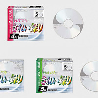4倍速記録対応DVD-RW（上）、2〜5倍速記録対応DVD-RAM（左下が1枚パック、右下が5枚パック）