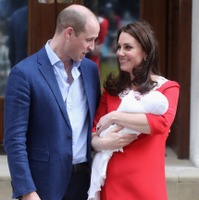 ウィリアム王子とキャサリン妃、第三子とともに病院前に登場 画像
