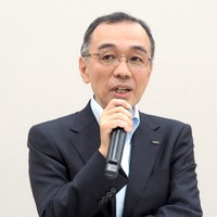 KDDI 商品企画本部長の山田靖久氏